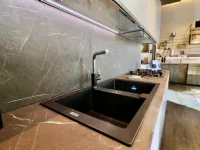 Cucina Scavolini moderna ad isola grigio in laminato materico Liberamente