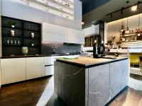Cucina Scavolini moderna ad isola grigio in laminato materico Liberamente