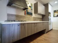 Cucina lineare moderna sospesa anta grigia e laccata bianca compresa di colonne white laccate  scontato del -44 %
