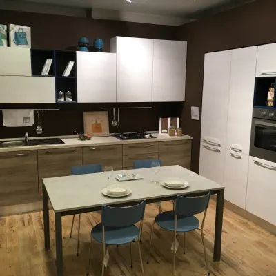 Scopri la cucina Noemi moderna di Lube cucine, altri colori disponibili, scontata del 60%!