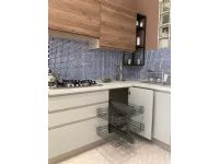 Scopri la cucina Aria moderna grigio ad angolo Evo cucine scontata del 40%. Una soluzione di design per arredare la tua casa!
