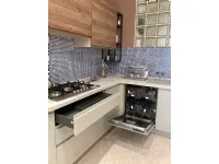 Scopri la cucina Aria moderna grigio ad angolo Evo cucine scontata del 40%. Una soluzione di design per arredare la tua casa!