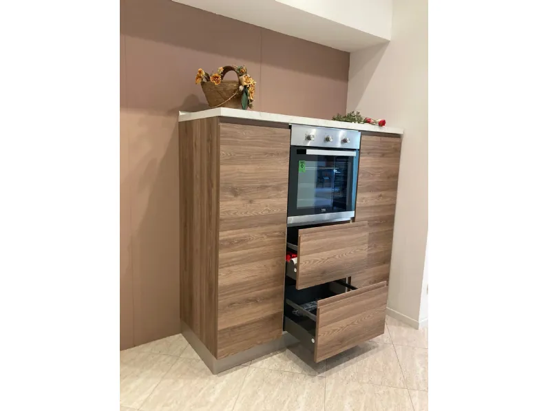 Scopri la cucina Aria moderna grigio ad angolo Evo cucine scontata del 40%. Una soluzione di design per arredare la tua casa!