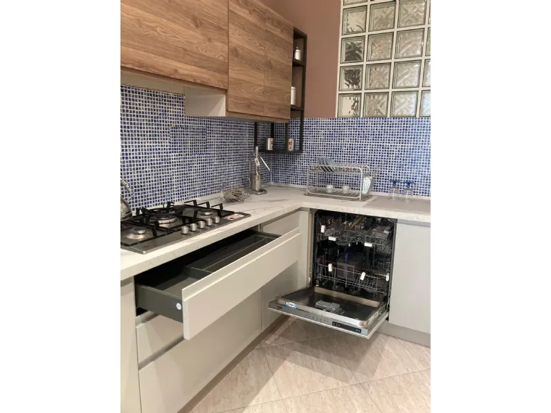 Scopri la cucina Aria moderna grigio ad angolo Evo cucine scontata del 40%. Una soluzione di design per arredare la tua casa!