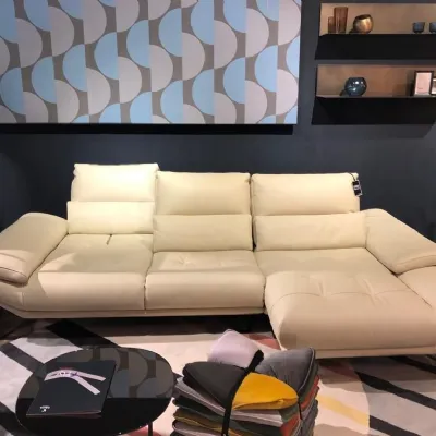 1. Prezzo scontato del 40%.
2. Design moderno. 
3. Comoda penisola. 
4. Pelle di qualità. 
5. Lunghezza adatta a qualsiasi ambiente.