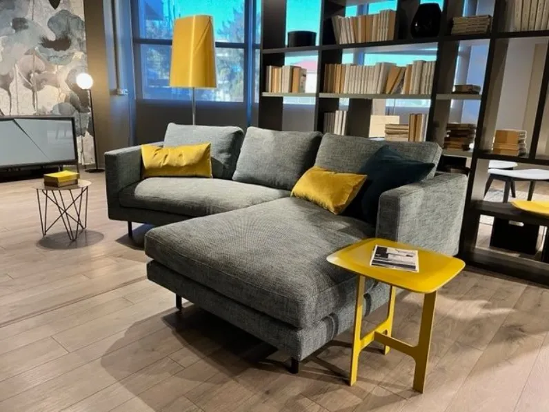 Scopri il divano Easy Dema con penisola a prezzo scontato! Una soluzione di design perfetta per arredare la tua casa.