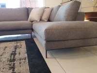 divano con piedini alti per pulire