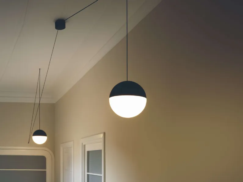 Lampada da parete in metallo String light  Flos a prezzo Outlet