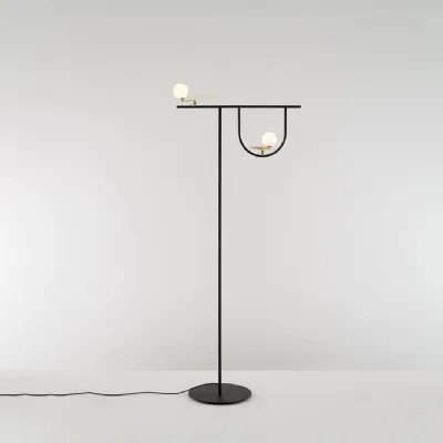 Lampada da terra in metallo Yanzi floor Artemide a prezzo Outlet