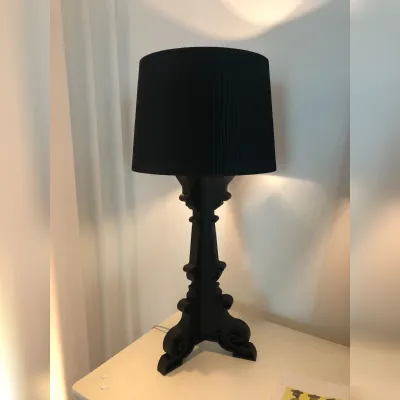 Scopri la Lampada Bourgie Kartell in plastica nera con prezzo scontato!