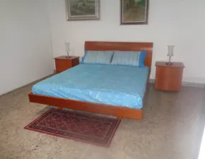 Letto con comodini classico con gambe Modello gallo Gallo a prezzo ribassato. Laminato ciliegio