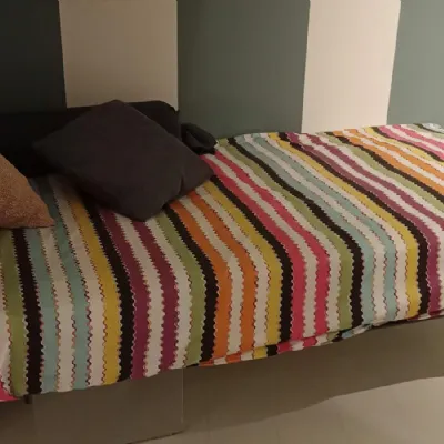 Letto design con gambe Air letto  Lago a prezzo scontato