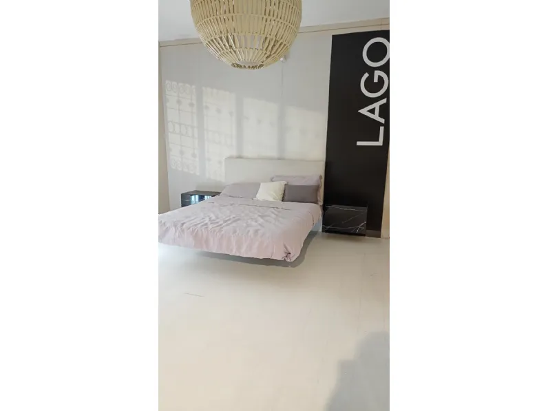 Letto design con gambe Lago fluttua Lago a prezzo scontato