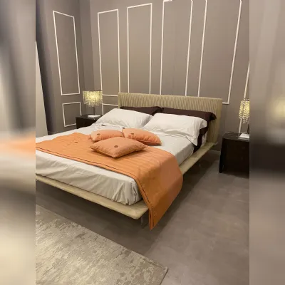Letto design con gambe Plisse  Dall'agnese a prezzo ribassato