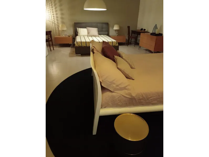 Letto design con giroletto Memo Poliform a prezzo ribassato