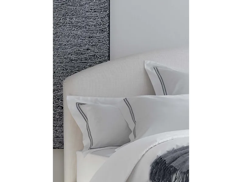 Scopri il Letto Magnolia di Flou, scontato! Design moderno ed elegante.