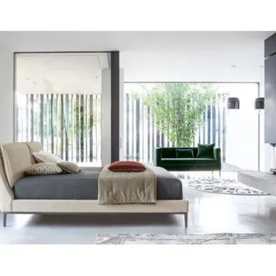 Letto imbottito con gambe Attico Twils a prezzo ribassato