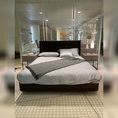 Letto in legno con giroletto Letto charles Jesse a prezzo ribassato