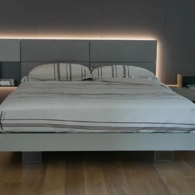Letto matrimoniale con gambe Ecletto a prezzo riservato 