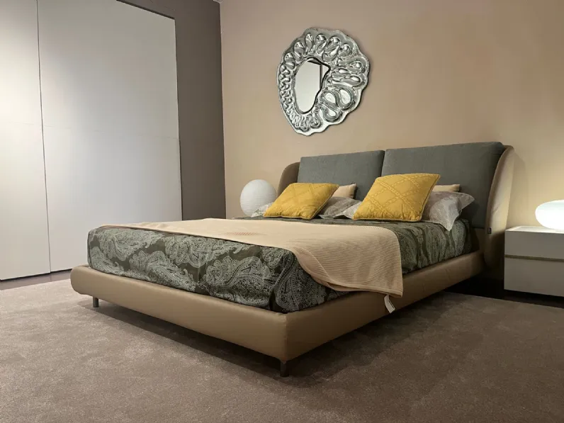 Letto matrimoniale con giroletto Charming Collezione esclusiva a prezzo ribassato