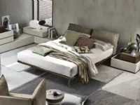 Tomasella presenta un letto moderno con gambe Piuma a prezzo scontato.