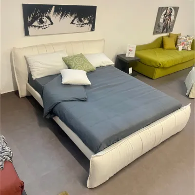 Letto imbottito con giroletto Taffy Halifax a prezzo ribassato