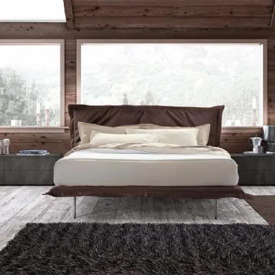 Letto Pianca modello Aladino. Letto con giroletto imbottito con piedi. Struttura interna in legno e rivestimento in tessuto sfoderabile.
