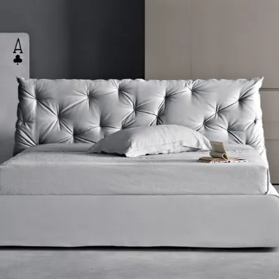 Letto Pianca modello Impunto. Letto con tatami con sommier imbottito liscio 3 lati. Rete a doghe inclusa. Rivestimento in tessuto sfoderabile.