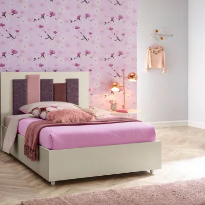 Letto piazza e mezzo con giroletto Letto piazza e mezza amandine, finitura bianco luce con inserti in tessuto Collezione esclusiva a prezzo scontato