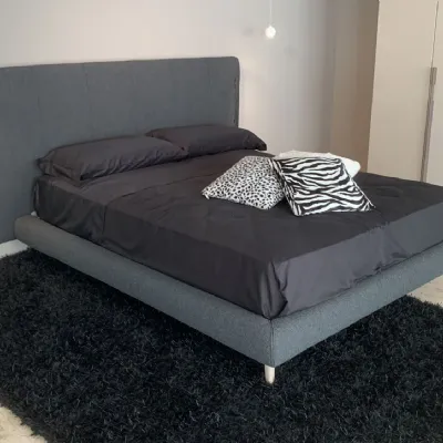 Scopri il Letto imbottito Cuff di Bonaldo, con giroletto, a prezzo ribassato!