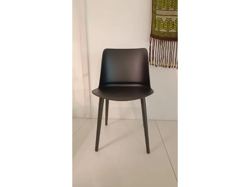 Scopri la sedia senza braccioli Be 4 Segis in offerta outlet. Un pezzo di design moderno per arredare la tua casa.