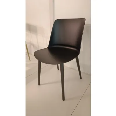 Scopri la sedia senza braccioli Be 4 Segis in offerta outlet. Un pezzo di design moderno per arredare la tua casa.