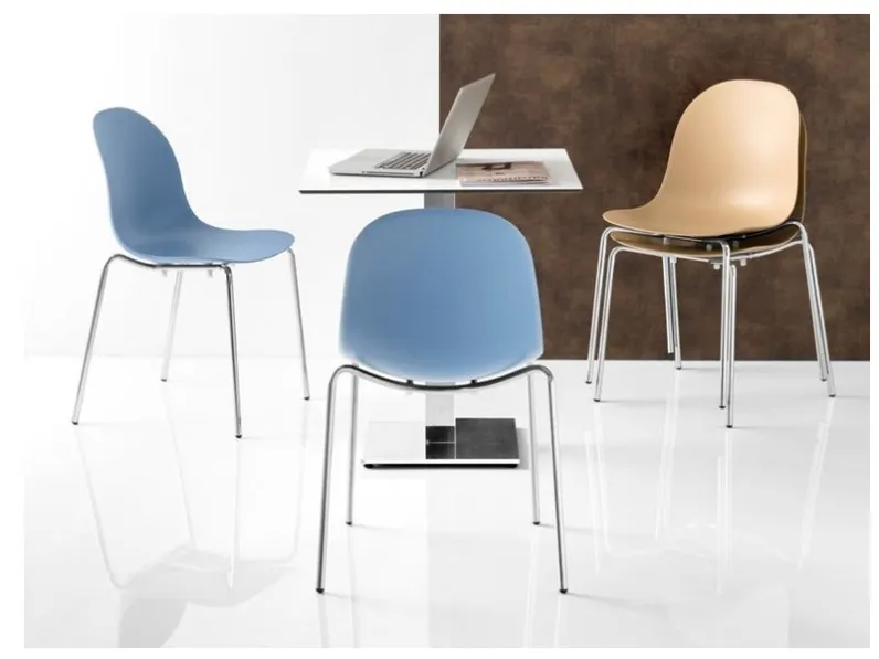 Sedia Connubia modello Academy. La sedia  in metallo ed in plastica ed  disponibile in varie finiture.