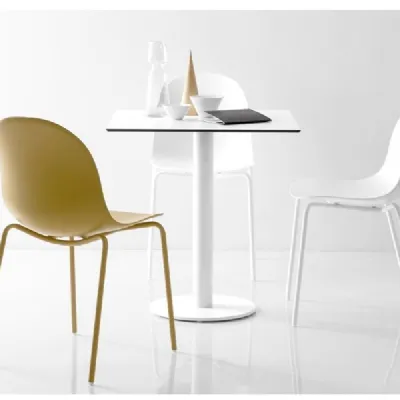 Sedia Connubia modello Academy. La sedia è in metallo ed in plastica ed è disponibile in varie finiture.