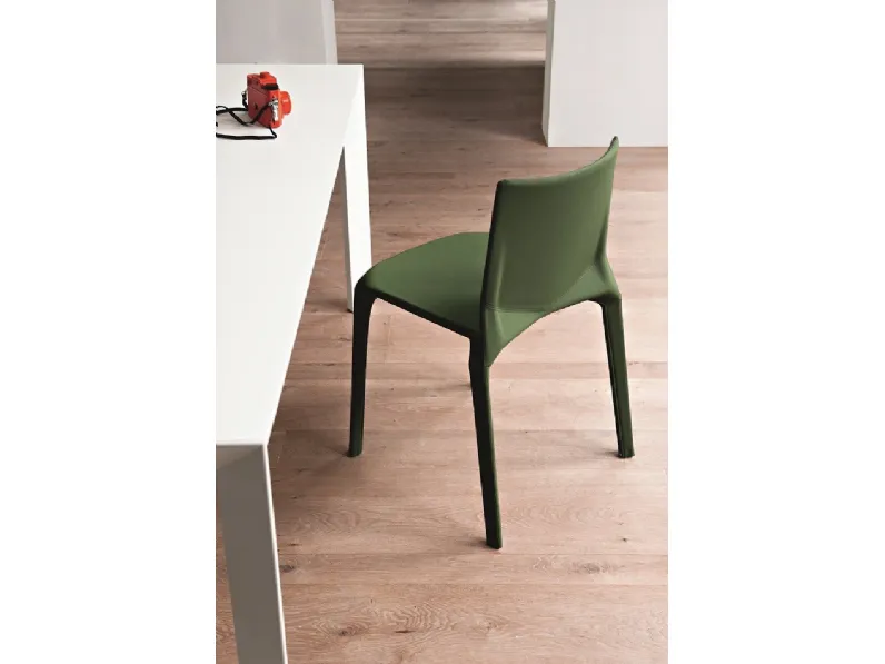 Sedia Kristalia modello Plana. La sedia  in polipropilene rinforzata con vetro. Plana  disponibile in bianco, nero, beige e verde fluo.