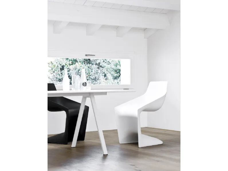 Sedia Kristalia modello Pulp. La sedia ha la struttura in polipropilene disponibile in bianco, nero, beige, rosso corallo e marrone. Pulp  impilabile ed  resistente. 
