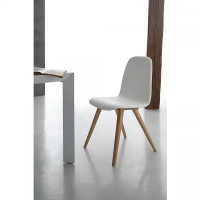 Sedia Santa Lucia modello Debby. La sedia ha la struttura in legno mentre la seduta è in ecopelle disponibile in varie finiture. 