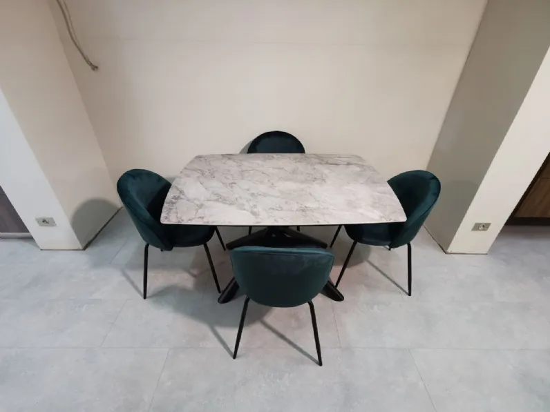 Scopri il Tavolo Newport Artigianale in Ceramica Allungabile, una creazione unica ed esclusiva dell'architetto. Scontato del 29%,  la scelta perfetta per una casa moderna.