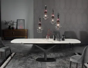 Scopri il tavolo Ariston Tonin Casa con uno sconto del 30%! Design moderno e sagomato per un arredo unico.