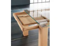 Tavolo Alta Corte modello Sidney. Il tavolo ha il piano in vetro trasparente e la struttura in legno rovere disponibile in diverse finiture.
