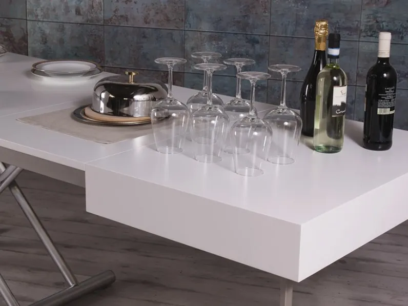 Tavolo Altacom modello Assist. Tavolino trasformabile in tavolo da pranzo con piano laccato lucido bianco luce e base cromo opaco.