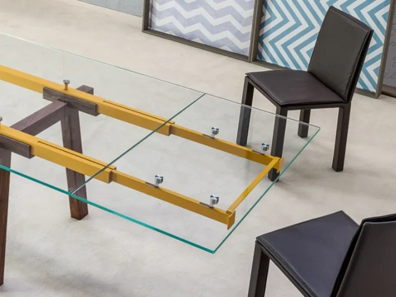 Tavolo Bonaldo modello Tracks. Tavolo allungabile con struttura in acciaio, gambe in legno e piano in cristallo.
