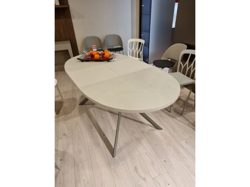 Tavolo con piano in ceramica ovale di Connubia a PREZZO OUTLET 