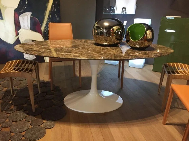 Tavolo in marmo ovale Saarinen Alivar a prezzo ribassato
