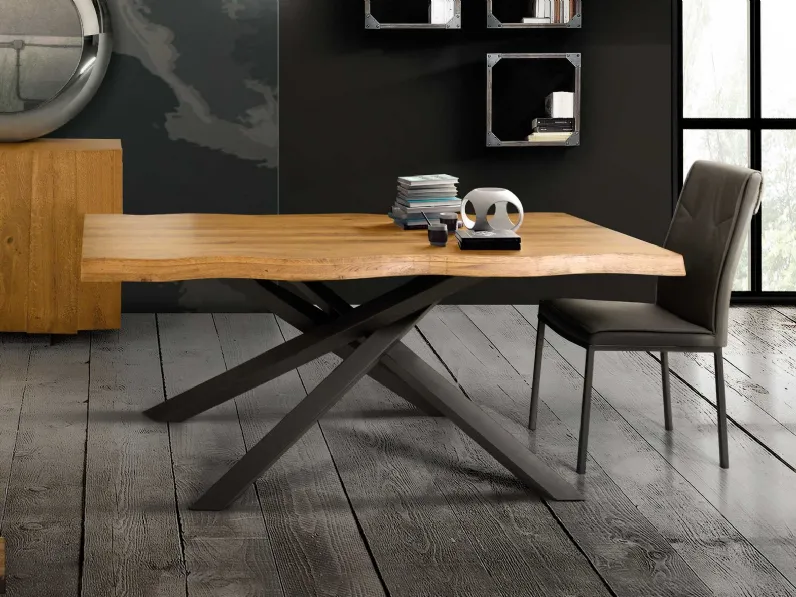 Tavolo rettangolare in legno artigianale, intreccio scortecciato, in offerta outlet. Max 75 cm.