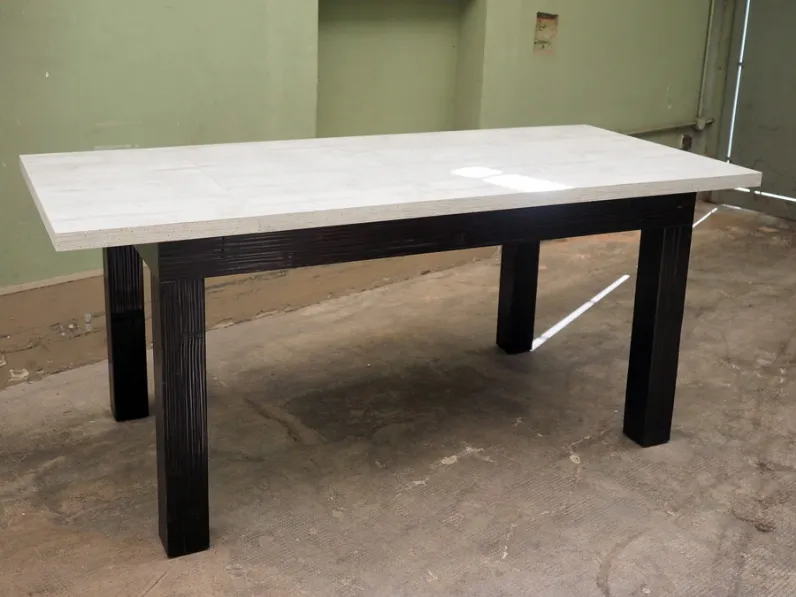 tavolo essential legno bambu  con top cemento allungabile 