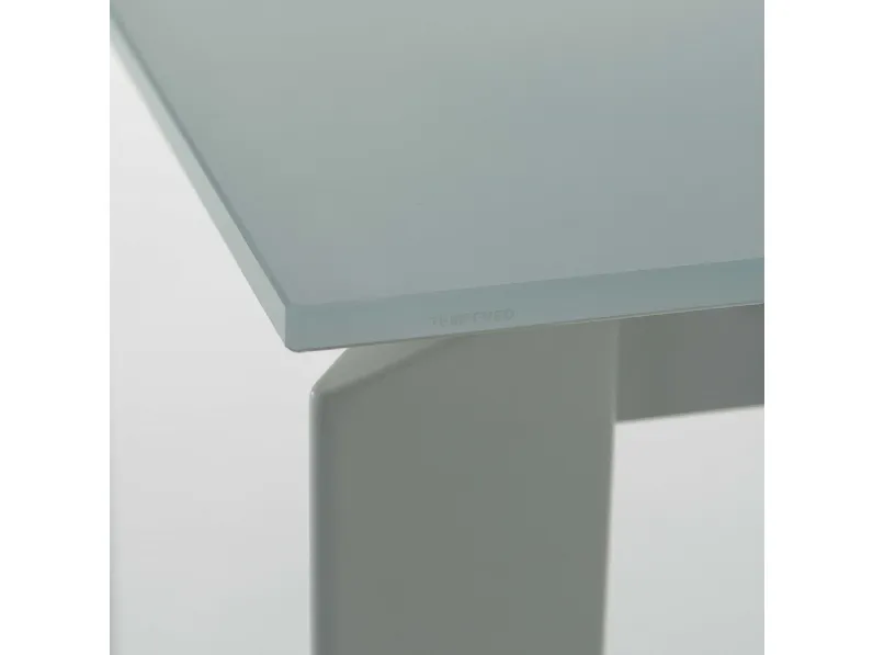 Tavolo MIDJ modello Ghedi. Tavolo allungabile con piano e allunga in melaminico e struttura disponibile in varie finiture.