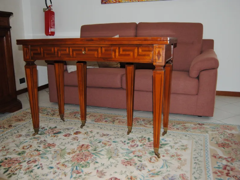 Tavolo classico a consolle in legno intarsiato con gambe con ruote