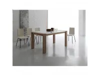 Tavolo Santa Lucia modello Soho. Il tavolo ha la struttura in legno nodato e il piano in eco bianco o eco kashmir. Il tavolo  allungabile.