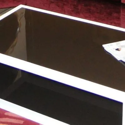 Tavolino Frassino e vetro laccato della marca Tonin casa in offerta